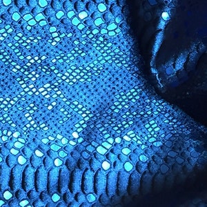 Piel de serpiente Mystic Python de 12" x 12" en color azul real metalizado sobre piel de vaca negra de 3 oz/1,2 mm PeggySueAlso® E2868-45