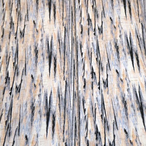 以下が含まれることがあります： ベージュ、グレー、ブラックの色の渦巻き模様が施された抽象的な生地です。