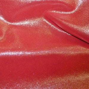 Puede incluir: Tela roja con una textura brillante y reluciente.