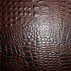 Piel de cocodrilo de 12" x 12" en color chocolate intenso con relieve de cocodrilo marrón chocolate oscuro de 2,5 a 2,75 oz/1 a 1,1 mm PeggySueAlso E2860-14