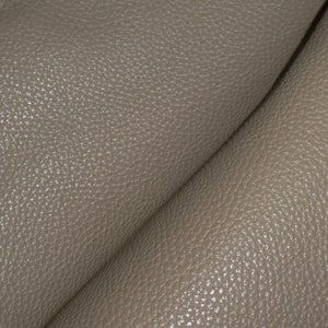 Cuero de vaca italiano grueso pero suave, de grano granulado, acabado en color topo, de 12" x 12", de PeggySueAlso, de 3,75 a 4 oz/1,5 a 1,6 mm, E3205-19