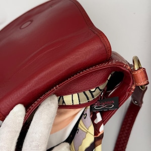 Op de afbeelding: Een witte keramische mok met een zwart handvat en de tekst "But First, Coffee" in een zwarte, vette letter. De mok staat op een wit oppervlak.