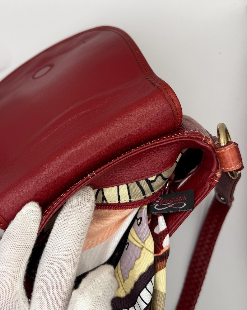 Op de afbeelding: Een witte keramische mok met een zwart handvat en de tekst "But First, Coffee" in een zwarte, vette letter. De mok staat op een wit oppervlak.