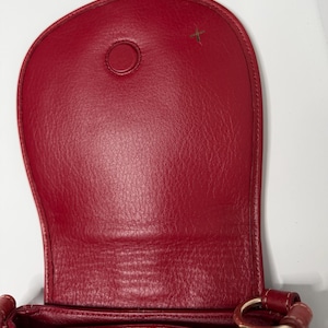 Op de afbeelding: Een rustiek houten bord met de tekst "Welcome to our home" in witte letters. Het bord heeft een verweerde afwerking en een eenvoudig, uitnodigend ontwerp, perfect voor een veranda of entree.