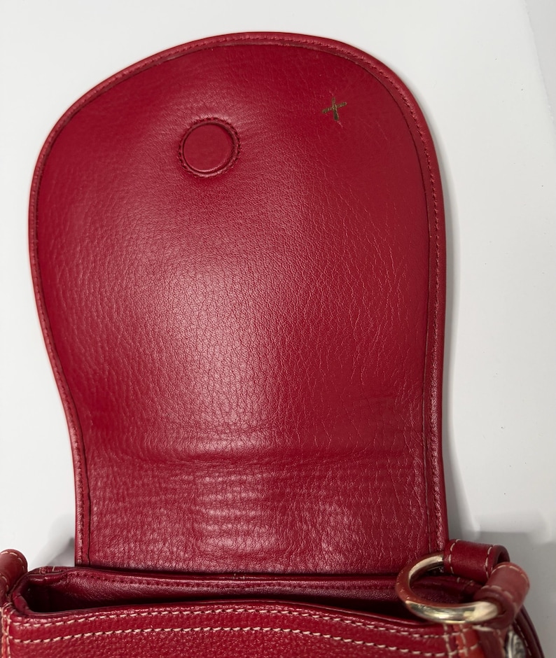 Op de afbeelding: Een rustiek houten bord met de tekst "Welcome to our home" in witte letters. Het bord heeft een verweerde afwerking en een eenvoudig, uitnodigend ontwerp, perfect voor een veranda of entree.