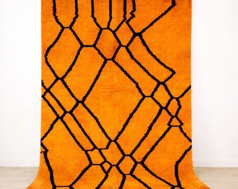Alfombra marroquí naranja tejida a mano con líneas abstractas negras: alfombra bereber moderna de lana
