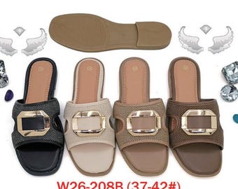 Könnte beinhalten: Offene Sandalen in Schwarz, Beige und Braun, jeweils mit einer rechteckigen, goldfarbenen Schnalle. Die Sandalen haben eine flache Sohle und ein neutralfarbenes Fußbett. Der Text "W26-208B" ist zu sehen.