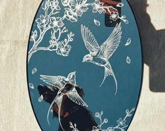 Espejo ovalado grabado a mano 50x30 · Grabado botánico con golondrinas y flores · Marco negro · Pieza única · Nawet