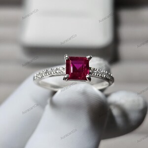 手作りのスターリングシルバー製スクエアルビーリング（キュービックジルコニア付き）、婚約指輪