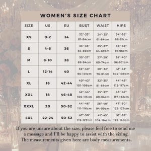 Peut inclure: Un tableau des tailles intitul&eacute; WOMEN'S SIZE CHART avec des colonnes pour la taille, US, EU, buste, taille et hanches. Il liste les tailles de XS &agrave; 4XL avec les mesures en pouces et centim&egrave;tres. Un texte en bas propose de l'aide.