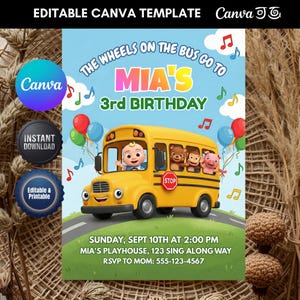 Può includere: Un invito di compleanno con un autobus scolastico giallo e personaggi dei cartoni animati. Il testo recita "The Wheels on the Bus Go To Mia's 3rd Birthday." L'invito include data, ora e luogo, con note musicali e palloncini.