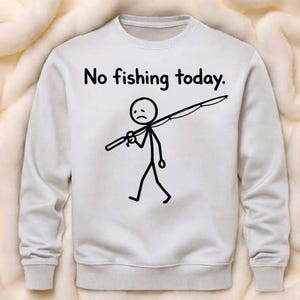 Puede incluir: Sudadera blanca con la frase "No fishing today". Un muñeco de palo negro con una cara triste lleva una caña de pescar. El diseño es sencillo y humorístico.