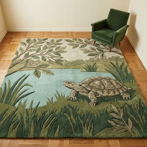 Puede incluir: Una alfombra grande con un diseño detallado de una tortuga cerca de un estanque. La alfombra tiene una paleta de colores verde, azul y beige, con una tortuga, agua y follaje. La alfombra está colocada sobre un suelo de madera.