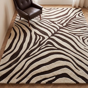 Op de afbeelding: Een set van drie keramische mokken met een gespikkelde, matte afwerking. De mokken zijn in de kleuren crème, lichtgrijs en donkergrijs. Elke mok heeft een eenvoudig, minimalistisch ontwerp en een afgeronde handgreep.