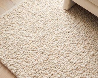 Carpette en laine épaisse tissée à la main ivoire texture galets pour une décoration de maison neutre et confortable