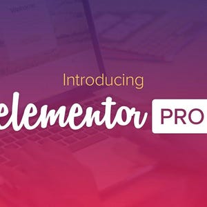 K&ouml;nnte beinhalten: Ein Laptop mit Tastatur und Bildschirm, der eine Website-Oberfl&auml;che anzeigt, &uuml;berlagert mit dem Text Introducing elementor PRO in wei&szlig;er und orangefarbener Schrift vor einem Farbverlauf von Violett zu Pink.