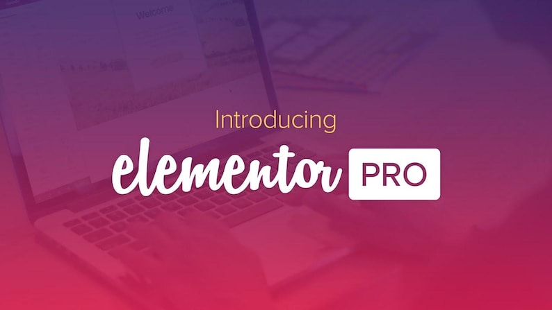 K&ouml;nnte beinhalten: Ein Laptop mit Tastatur und Bildschirm, der eine Website-Oberfl&auml;che anzeigt, &uuml;berlagert mit dem Text Introducing elementor PRO in wei&szlig;er und orangefarbener Schrift vor einem Farbverlauf von Violett zu Pink.