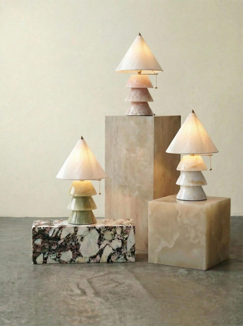 Lámpara de mesa triangular de ónix con pantalla de lino y punta de cobre