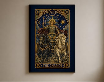 Op de afbeelding: Een ingelijste wandkunstprint van de tarotkaart De Zegewagen met een centrale figuur in harnas die een strijdwagen bestuurt, getrokken door een zwart en een wit paard. Het ontwerp bevat gouden details, een donkerblauwe achtergrond en de tekst VII THE CHARIOT.