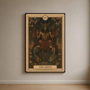Puede incluir: Una impresión de arte mural enmarcada que representa la carta del tarot El Diablo, con una figura con cuernos sentada en un trono y dos figuras encadenadas arrodilladas debajo. La obra incluye el número romano XV arriba y el texto THE DEVIL abajo.
