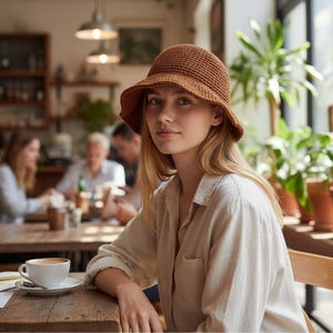 Puede incluir: Una taza de cerámica blanca con un asa negra y el texto "But First, Coffee" en negro, con una fuente de estilo manuscrito. La taza está sobre una superficie blanca.
