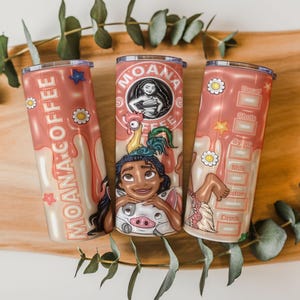K&ouml;nnte beinhalten: Drei rosa isolierte Becher mit Moana-Designs. Einer zeigt den Text "MOANA COFFEE" und ein Stern- und G&auml;nsebl&uuml;mchenmuster. Die anderen zeigen Moana und ihre Freunde mit einer Kaffee-Rezepttabelle. Die Becher sind mit Zeichentrickfiguren verziert.