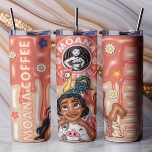 K&ouml;nnte beinhalten: Drei Edelstahlbecher mit Deckeln und Strohhalmen. Die Becher haben ein rosa-cremefarbenes Design mit den Worten "Moana Coffee" und Bildern von Moana, Hei Hei und Pua. Ein Becher hat eine Getr&auml;nkerezepttabelle.