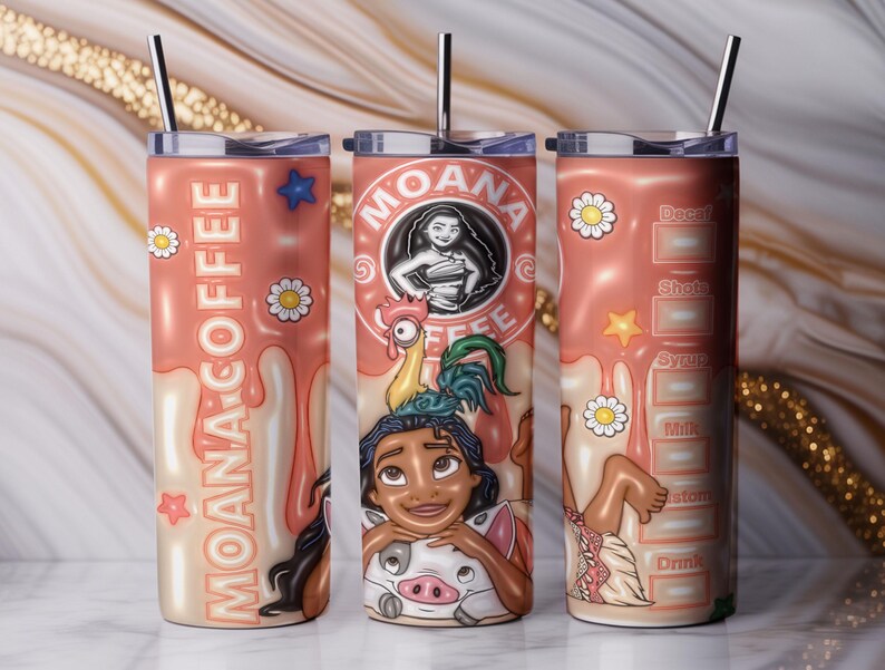 K&ouml;nnte beinhalten: Drei Edelstahlbecher mit Deckeln und Strohhalmen. Die Becher haben ein rosa-cremefarbenes Design mit den Worten "Moana Coffee" und Bildern von Moana, Hei Hei und Pua. Ein Becher hat eine Getr&auml;nkerezepttabelle.