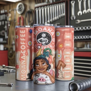 K&ouml;nnte beinhalten: Drei korallenfarbene Edelstahlbecher mit Moana-Motiv, mit der Figur Hei Hei und Pua. Auf einem Becher steht "Moana Coffee" mit einem tropfenden Design. Der andere hat ein Kaffeerezept. Die Becher stehen auf einer Metalloberfl&auml;che.
