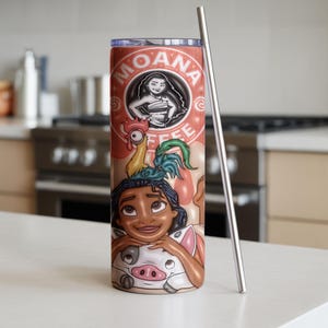 K&ouml;nnte beinhalten: Ein Edelstahlbecher mit farbenfrohem Design und dem Text "MOANA COFFEE". Der Becher zeigt Illustrationen von Charakteren aus dem Animationsfilm, darunter Moana, ein Hahn und ein Schwein. Ein silberner Strohhalm befindet sich neben dem Becher.