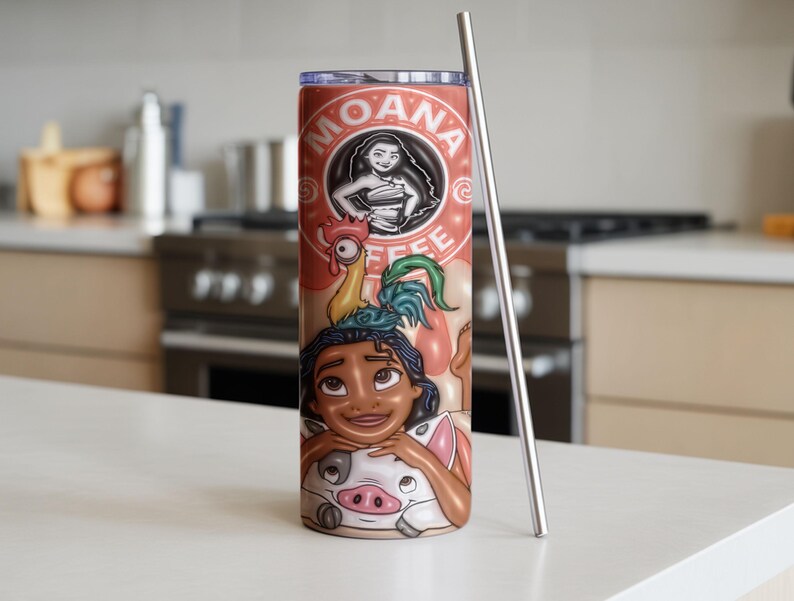 K&ouml;nnte beinhalten: Ein Edelstahlbecher mit farbenfrohem Design und dem Text "MOANA COFFEE". Der Becher zeigt Illustrationen von Charakteren aus dem Animationsfilm, darunter Moana, ein Hahn und ein Schwein. Ein silberner Strohhalm befindet sich neben dem Becher.