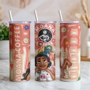 K&ouml;nnte beinhalten: Drei isolierte Becher mit Deckel und Strohhalmen. Die Becher haben ein rosa-cremefarbenes Design mit den Worten "MOANA COFFEE" und "MOANA" mit Charakterillustrationen. Ein Becher hat eine Getr&auml;nkerezepttabelle.