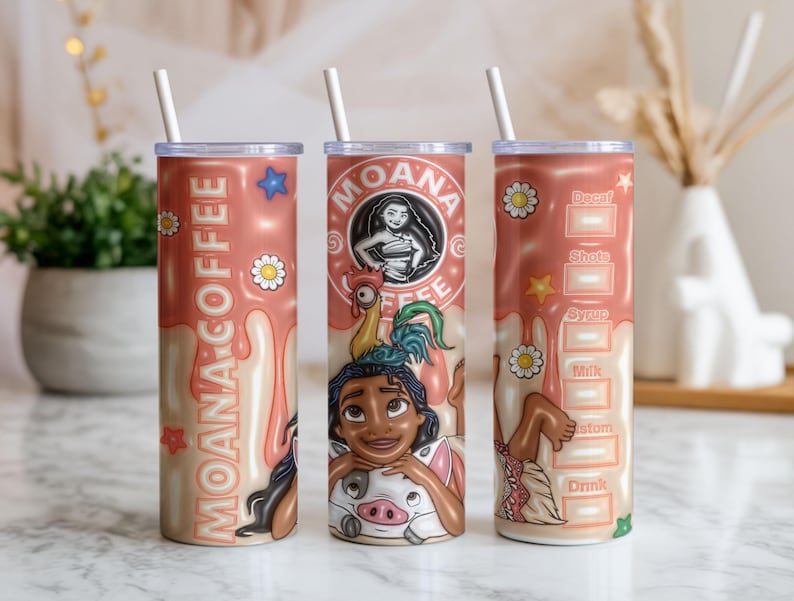 K&ouml;nnte beinhalten: Drei isolierte Becher mit Deckel und Strohhalmen. Die Becher haben ein rosa-cremefarbenes Design mit den Worten "MOANA COFFEE" und "MOANA" mit Charakterillustrationen. Ein Becher hat eine Getr&auml;nkerezepttabelle.