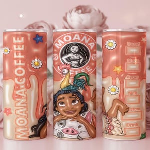 K&ouml;nnte beinhalten: Drei rosa isolierte Becher mit Kaffeemotiv. Die Becher zeigen den Text "MOANA COFFEE" und Illustrationen von Charakteren. Ein Becher hat eine Kaffee-Bestell&uuml;bersicht. Jeder Becher ist mit Blumen und Sternen verziert.