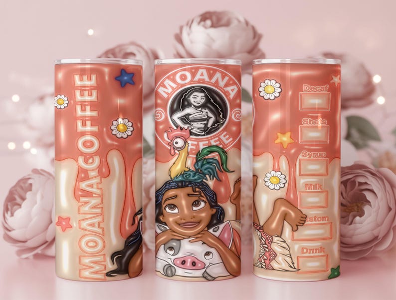 K&ouml;nnte beinhalten: Drei rosa isolierte Becher mit Kaffeemotiv. Die Becher zeigen den Text "MOANA COFFEE" und Illustrationen von Charakteren. Ein Becher hat eine Kaffee-Bestell&uuml;bersicht. Jeder Becher ist mit Blumen und Sternen verziert.
