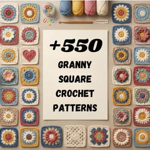 Op de afbeelding: Een verzameling kleurrijke granny square haakpatronen. De afbeelding toont verschillende vierkante ontwerpen met bloemen- en geometrische patronen in tinten blauw, geel, rood en wit. De tekst op de afbeelding luidt "+550 Granny Square Crochet Patterns."