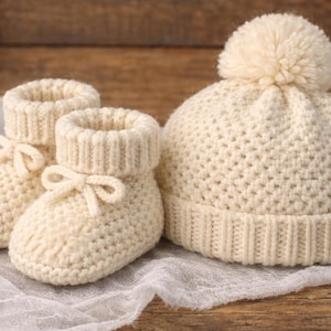 Molde de tricô em ponto semente para sapatinhos e gorro de bebê (recém-nascido 0-6 meses) - Download em PDF