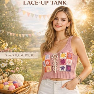 Może przedstawiać: Różowy szydełkowy top z wiązaniem i patchworkowym wzorem. Top ma kwadratowy wzór w różnych kolorach. Obraz zawiera również tekst "The Boho Patchwork LACE-UP TANK" i "US & UK Crochet Pattern". Dostępne rozmiary: S, M, L, XL, 2XL, 3XL.