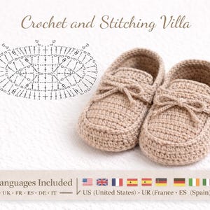 Puede incluir: Un par de zapatos de bebé de ganchillo en color marrón claro, con un lazo en la parte superior. La imagen también incluye un diagrama de patrón de ganchillo y el texto "Crochet and Stitching Villa".