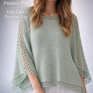 Puede incluir: Un top poncho de ganchillo verde claro con detalles de encaje fáciles. El top tiene un ajuste relajado con cuello redondo y mangas tres cuartos. El texto "Crochet Pattern PDF" y "Easy Lace Poncho Top" es visible.