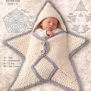 Könnte beinhalten: Gehäkelte Baby-Sternen-Wickeljacke mit Kapuze und Knopfverschluss. Die Wickeljacke ist cremefarben mit grauem Besatz und einem schlafenden Baby darin. Das Bild enthält Häkelmusterdiagramme und den Text "Star Baby Wrap".