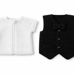 Puede incluir: Un cárdigan blanco de crochet de manga corta con cierre de botón y un chaleco negro de crochet con pajarita. El chaleco tiene cierre de botón y dos pequeños bolsillos. Ambos artículos son probablemente para un bebé o niño pequeño.