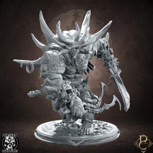 Könnte beinhalten: Eine graue, unbemalte Miniatur aus Kunstharz, die eine massige, muskulöse Kreatur mit großen Hörnern, scharfen Stacheln und um die Gliedmaßen gewickelten Ketten darstellt. Die Figur steht auf einem runden Sockel und zeigt ein Totenkopf-Logo.