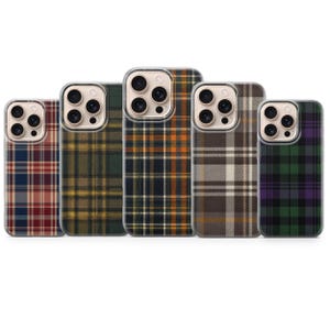 Puede incluir: Cinco fundas para smartphone dispuestas en fila, cada una con un patrón de cuadros distinto. Los diseños incluyen cuadros rojos y azules, verde oliva y amarillo, azul marino y naranja, marrón y crema, y un patrón de tartán verde y morado.