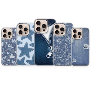 Op de afbeelding: Een verzameling van vijf telefoonhoesjes met verschillende denim-geïnspireerde ontwerpen. De hoesjes hebben patronen zoals sterren, bloemenprints en een ritssluiting. De hoesjes zijn in tinten blauw en wit.