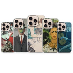 Könnte beinhalten: Fünf Smartphone-Hüllen mit berühmten Kunstdrucken. Die Designs zeigen eine Figur mit einem grünen Apfel, ein Porträt von Frida Kahlo mit einem Affen, eine Person mit einer Gitarre sowie zwei abstrakte Kompositionen in gedeckten Farben und Linien.