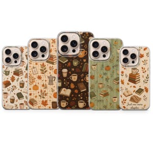 Puede incluir: Cinco fundas para smartphone con patrones de temática otoñal que incluyen ilustraciones de libros, tazas de café, calabazas y hojas de otoño. Los diseños presentan paletas de colores crema, marrón oscuro y verde salvia, con el texto Just one more chapter en una de ellas.