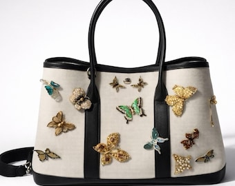 Op maat gemaakte draagtas van canvas en leer verfraaid met 14 vintage vlinderbroches, riempje en zakje