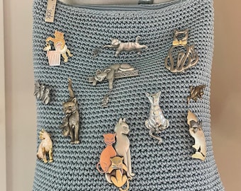De Sak "Cat in the Bag" gebreide schoudertas op maat gemaakt met 11 speelse kattenbroches, blauw, M