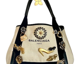 Balenciaga 'Fashion Lovers' canvas en leren draagtas op maat, 12 broches met modethema, tas en broches zijn pre-loved, GUC